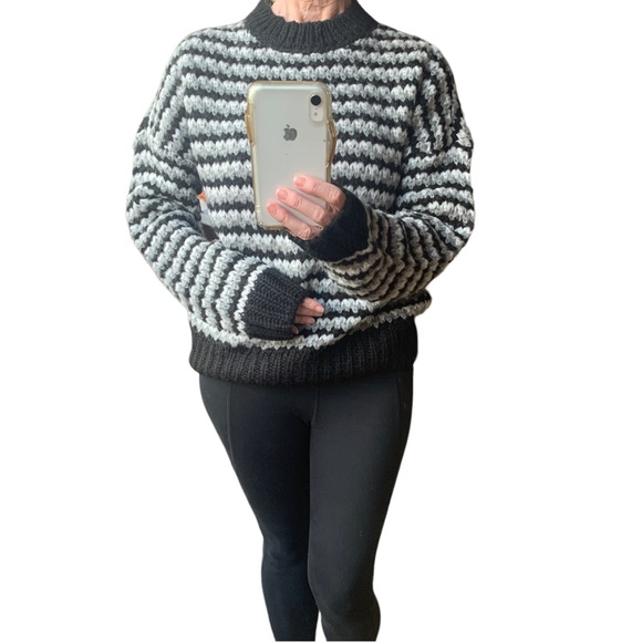 Romeo + Juliet Oversized Slouchy Knit Sweater - Picture 7 of 14